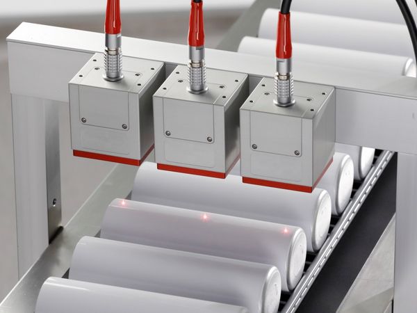 Drei PaintChecker Industrial Cubes messen Schichtdicke von Aluhülsen