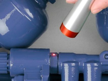 PaintChecker Mobile Pen misst Schichtdicke einer Hydraulik
